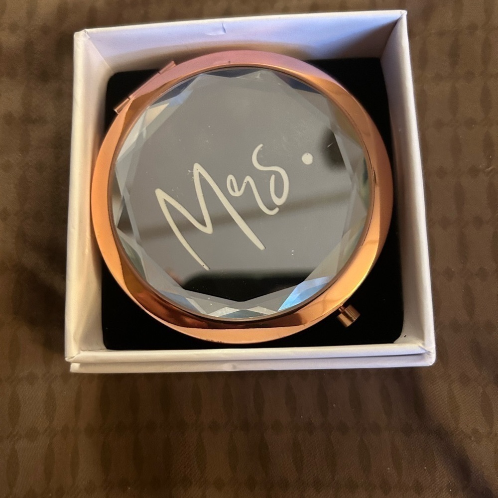 MRS. Compact mirror